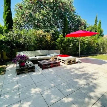 아파트 Spacious Cocoon With Pool In 라로셸