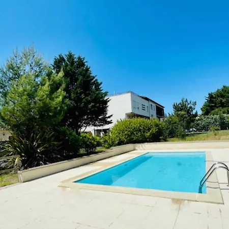 Spacious Cocoon With Pool In 아파트 *