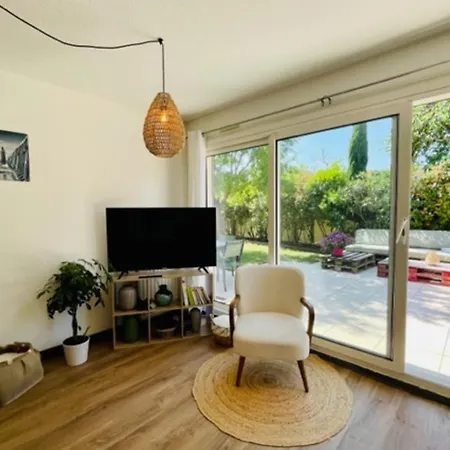 Spacious Cocoon With Pool In 라로셸